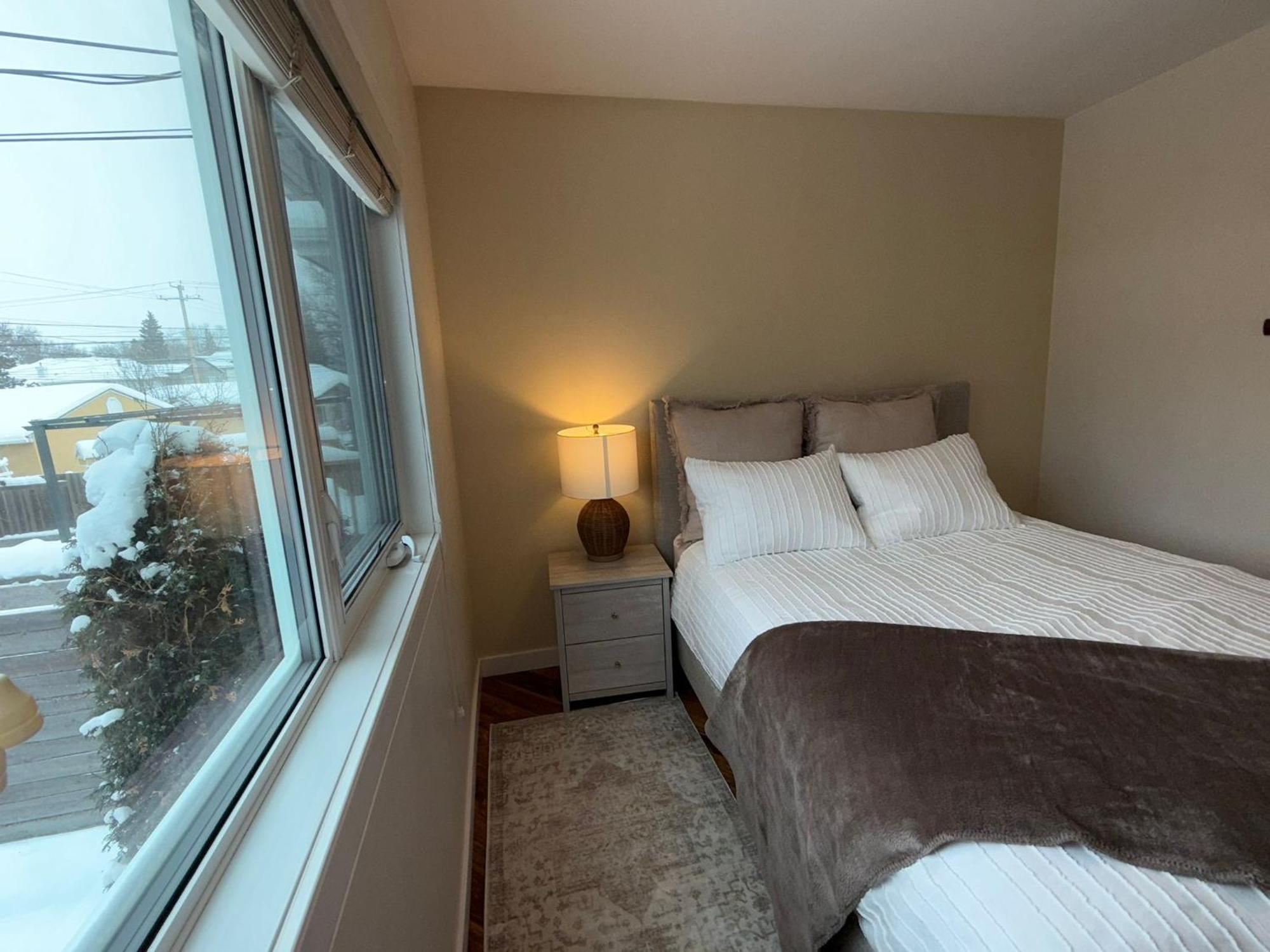 2bed Bright & Stylish Ritchie Urban Retreat Holiday home Edmonton