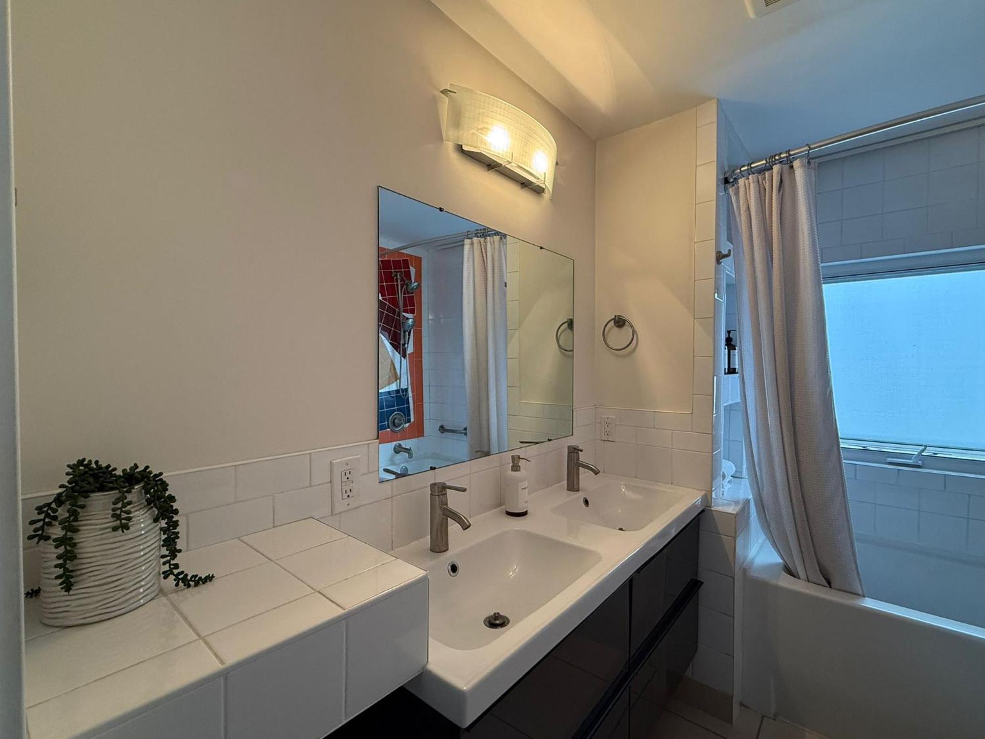 2bed Bright & Stylish Ritchie Urban Retreat Holiday home Edmonton